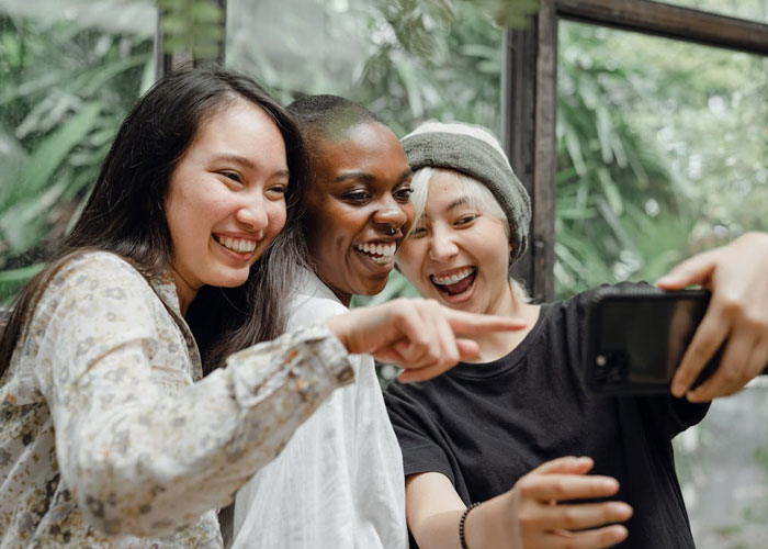 Mom Says She's Uncomfortable With Single Dad Being In Her Mom Group, So They Go On Without Her Mom Says She's Uncomfortable With Single Dad Being In Her Mom Group, So They Go On Without Her