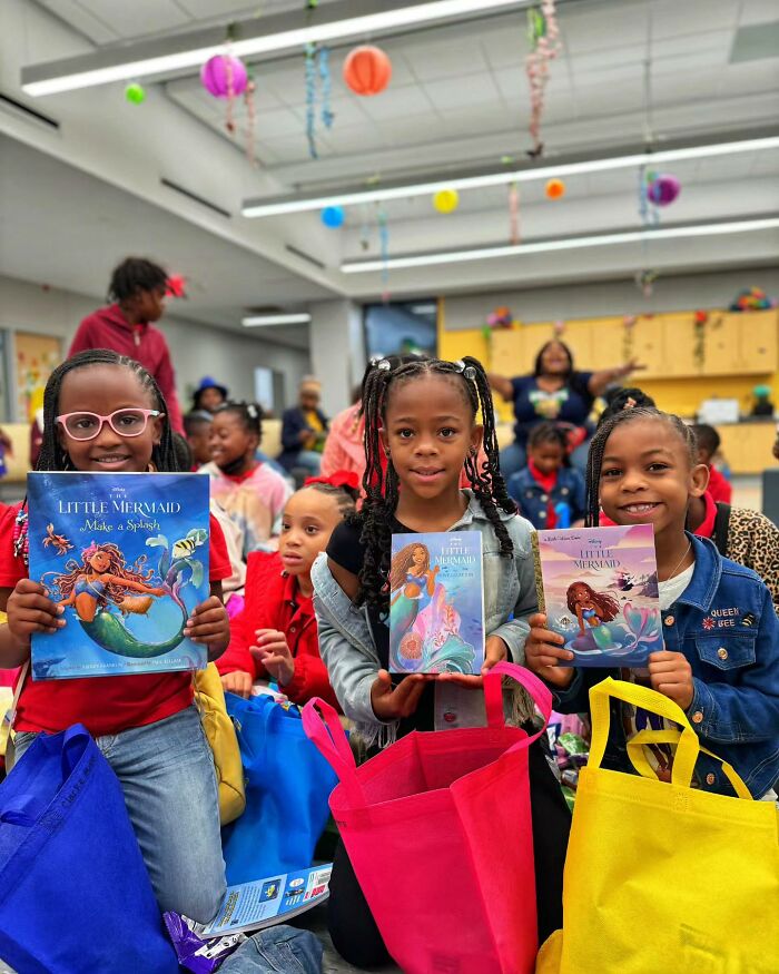 Woman Battles “Book Deserts” In Baltimore And Has Already Distributed Over 7,000 Books To Kids Woman Battles “Book Deserts” In Baltimore And Has Already Distributed Over 7,000 Books To Kids