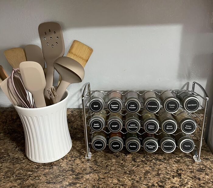 Never Run Out Of Cinammon Again With This Spice Rack That Lets You Keep An Eye On Your Spice Stock 