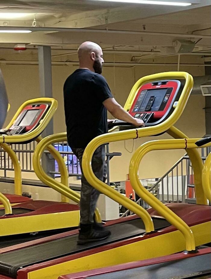 When You’re At The Gym, This Guy Is Talking On His Phone On Speaker