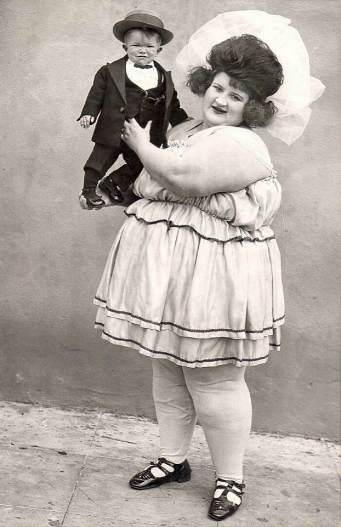 "World’s Largest Woman And Smallest Man", July 1922. Nellie Blanche Lane, 642 Lbs., And Clarence Chesterfield Howerton, 2 Ft. 4 Inches Tall, One Of The Munchkins In 'Wizard Of Oz' (Who Was 9 Years Old) 