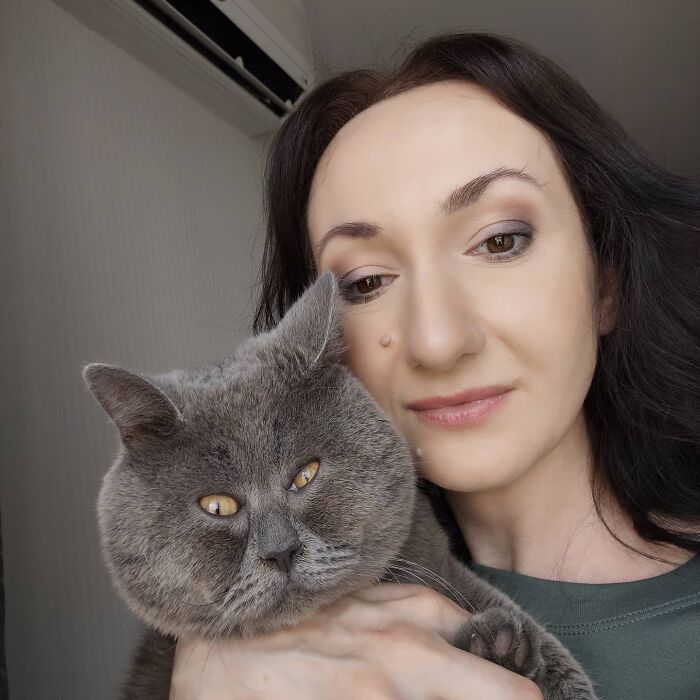 A Slightly Strange And Funny-Looking Cat Continues To Win Hearts Online (New Pics) A Slightly Strange And Funny-Looking Cat Continues To Win Hearts Online (New Pics)