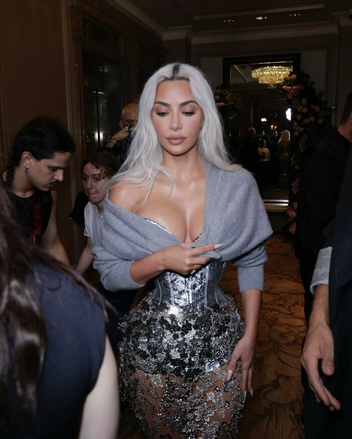 Experts Reveal Why Gen Z Is Chasing Kim Kardashian’s Big Curves And Tiny-Waist Body Experts Reveal Why Gen Z Is Chasing Kim Kardashian’s Big Curves And Tiny-Waist Body
