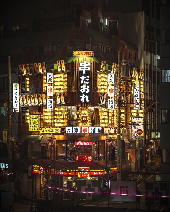 Neon Dreams: Exploring Tokyo's Urban Landscape Through Takaaki Ito's Street Photography