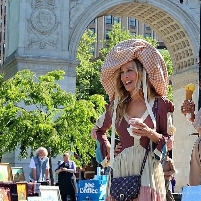 "Wearing A Diaper Bag As A Hat": Fans Can’t Get Over Sarah Jessica Parker’s Hat From AJLT Set "Wearing A Diaper Bag As A Hat": Fans Can’t Get Over Sarah Jessica Parker’s Hat From AJLT Set