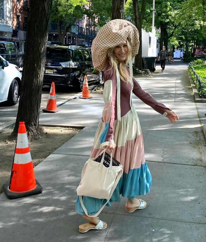 "Wearing A Diaper Bag As A Hat": Fans Can’t Get Over Sarah Jessica Parker’s Hat From AJLT Set "Wearing A Diaper Bag As A Hat": Fans Can’t Get Over Sarah Jessica Parker’s Hat From AJLT Set
