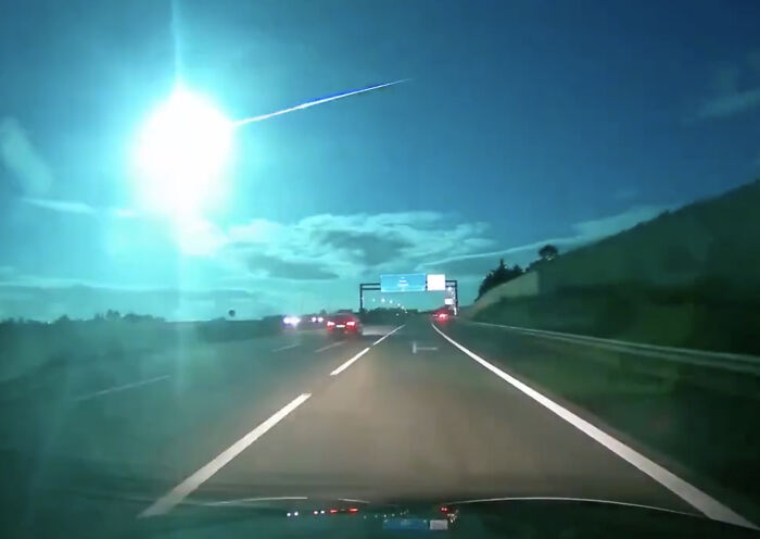 This Girl Accidentally Captured The Coolest Video So Far: A Stunning Piece Of A Comet Over Portugal This Girl Accidentally Captured The Coolest Video So Far: A Stunning Piece Of A Comet Over Portugal