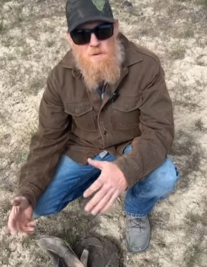 Man Warned To “Be Careful” After He Starts Investigating Women’s Shoes Found In Colorado Desert Man Warned To “Be Careful” After He Starts Investigating Women’s Shoes Found In Colorado Desert