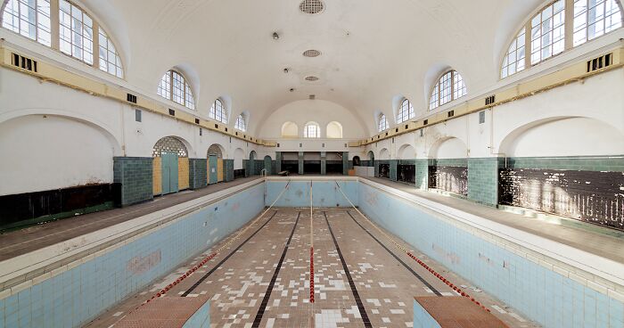 12 Pics Of Abandoned Swimming Pools Around The World That I Took