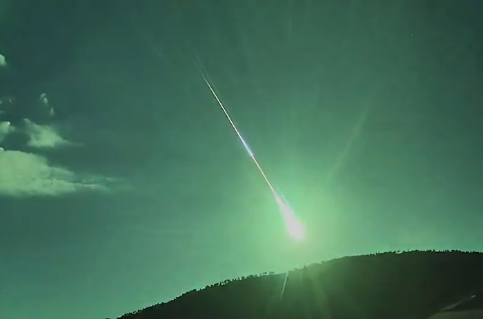 Comet Fragment Explodes, Illuminating Sky With Blue Fireball Over Spain And Portugal Comet Fragment Explodes, Illuminating Sky With Blue Fireball Over Spain And Portugal