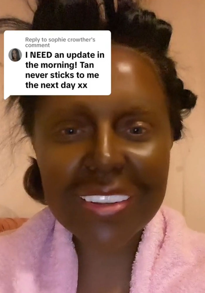 “Why On Earth Did You Use So Many?“: People Stunned After Woman’s Fake Tan Turns Green “Why On Earth Did You Use So Many?“: People Stunned After Woman’s Fake Tan Turns Green