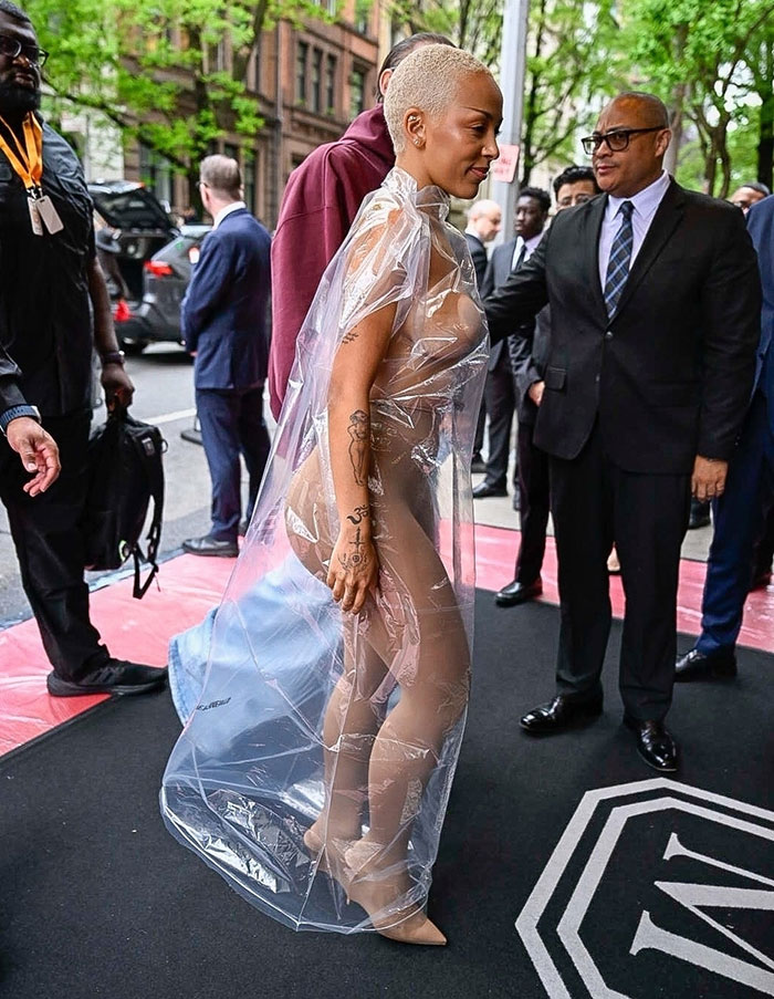 Doja Cat Showed Up In A Soaking Wet Dress To 2024 Met Gala After Leaving Hotel In A Towel