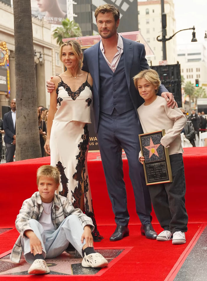 Chris Hemsworth's Wife Slammed For Wearing "Pajamas" To Hollywood Star Event Chris Hemsworth's Wife Slammed For Wearing "Pajamas" To Hollywood Star Event
