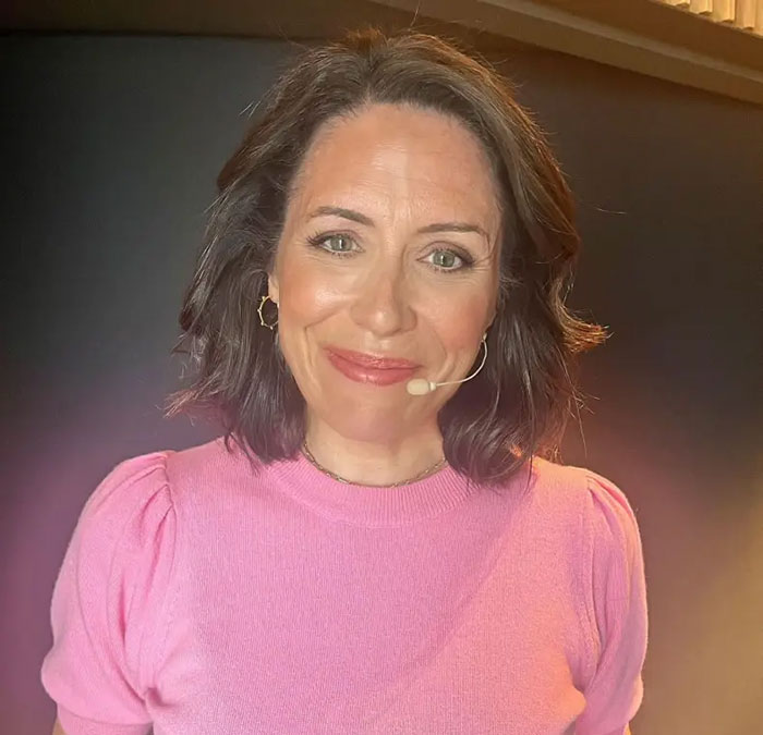 Airline Defends Kicking Celebrity And Kids Off Flight Over “Entitled” Allergy Request Airline Defends Kicking Celebrity And Kids Off Flight Over “Entitled” Allergy Request