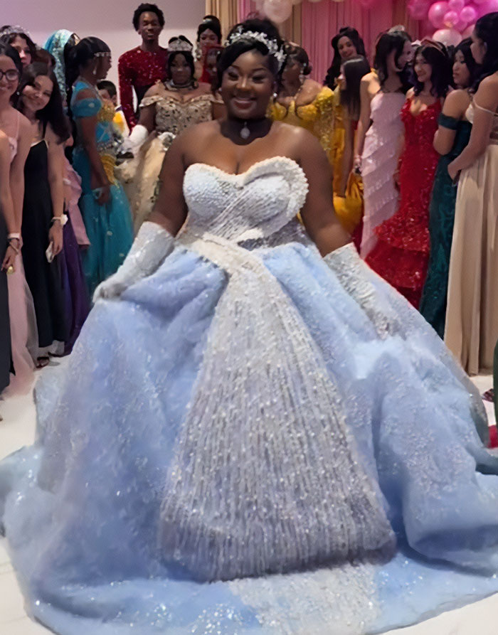 Florida High School’s “Once Upon A Time” Prom Goes Viral For Stunning Met-Gala-Level Outfits Florida High School’s “Once Upon A Time” Prom Goes Viral For Stunning Met-Gala-Level Outfits