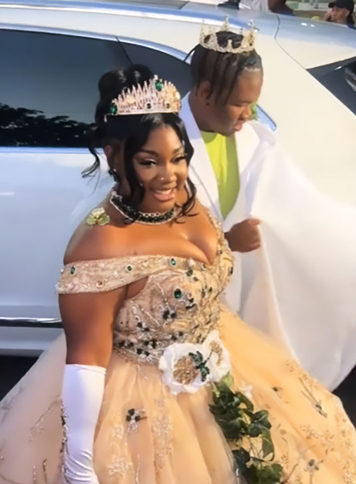 Florida High School’s “Once Upon A Time” Prom Goes Viral For Stunning Met-Gala-Level Outfits Florida High School’s “Once Upon A Time” Prom Goes Viral For Stunning Met-Gala-Level Outfits