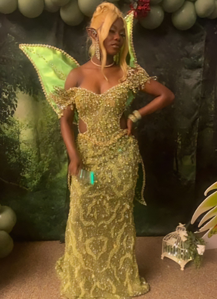 Florida High School’s “Once Upon A Time” Prom Goes Viral For Stunning Met-Gala-Level Outfits Florida High School’s “Once Upon A Time” Prom Goes Viral For Stunning Met-Gala-Level Outfits