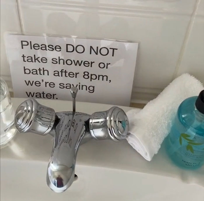 "Do Not Sit In This Chair": Woman Shares All The Insane Notes Left By Her Airbnb Host "Do Not Sit In This Chair": Woman Shares All The Insane Notes Left By Her Airbnb Host