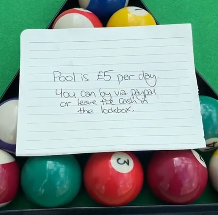 "Do Not Sit In This Chair": Woman Shares All The Insane Notes Left By Her Airbnb Host "Do Not Sit In This Chair": Woman Shares All The Insane Notes Left By Her Airbnb Host