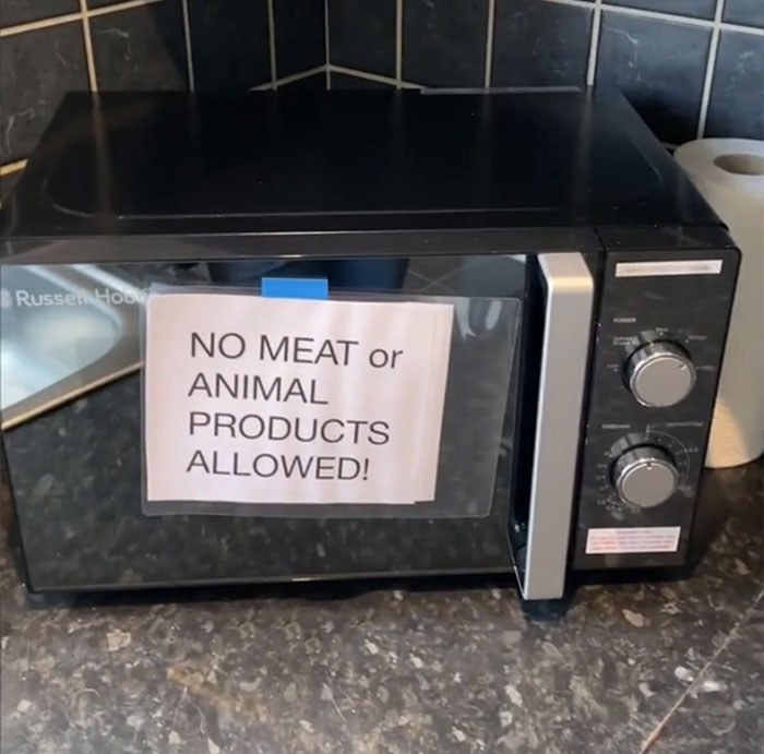 "Do Not Sit In This Chair": Woman Shares All The Insane Notes Left By Her Airbnb Host "Do Not Sit In This Chair": Woman Shares All The Insane Notes Left By Her Airbnb Host