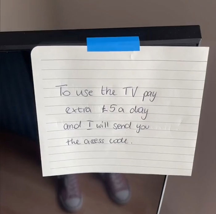 "Do Not Sit In This Chair": Woman Shares All The Insane Notes Left By Her Airbnb Host "Do Not Sit In This Chair": Woman Shares All The Insane Notes Left By Her Airbnb Host