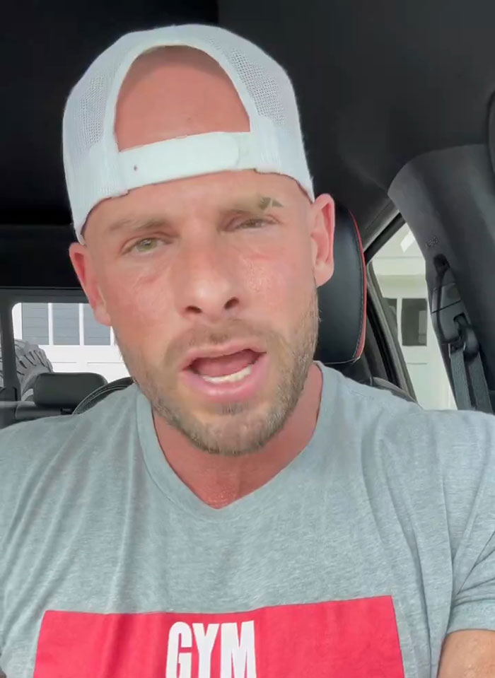 “Hope The Guy Presses Charges”: Gym-Goer’s Controversial Locker Room Selfie Exposes Unwitting Man “Hope The Guy Presses Charges”: Gym-Goer’s Controversial Locker Room Selfie Exposes Unwitting Man