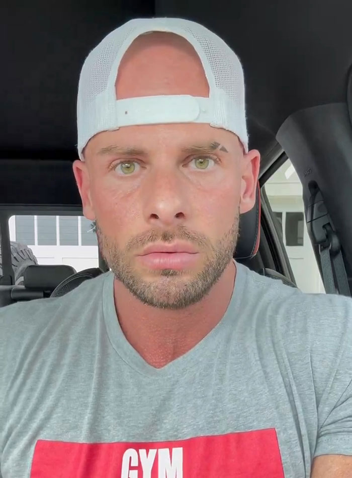 “Hope The Guy Presses Charges”: Gym-Goer’s Controversial Locker Room Selfie Exposes Unwitting Man “Hope The Guy Presses Charges”: Gym-Goer’s Controversial Locker Room Selfie Exposes Unwitting Man