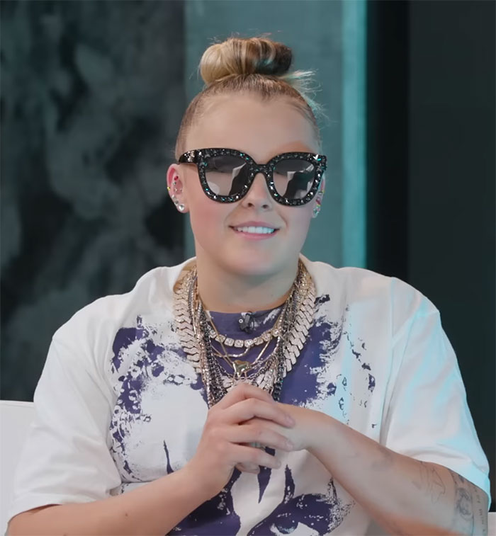 “They’re Laughing At Her, Not With Her”: JoJo Siwa SNL Skit Sparks Bullying Concerns “They’re Laughing At Her, Not With Her”: JoJo Siwa SNL Skit Sparks Bullying Concerns