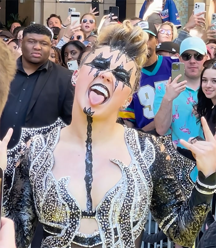 “They’re Laughing At Her, Not With Her”: JoJo Siwa SNL Skit Sparks Bullying Concerns “They’re Laughing At Her, Not With Her”: JoJo Siwa SNL Skit Sparks Bullying Concerns