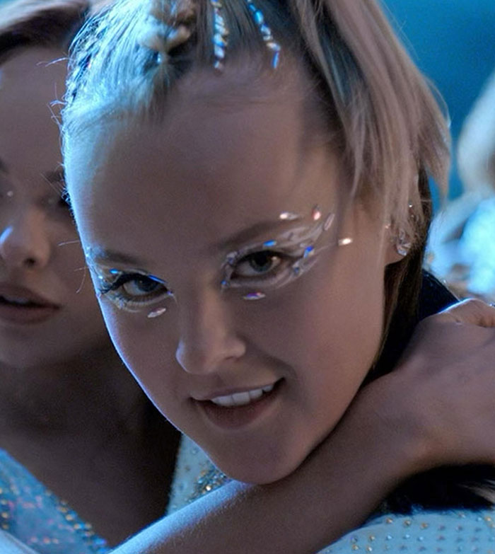 “They’re Laughing At Her, Not With Her”: JoJo Siwa SNL Skit Sparks Bullying Concerns “They’re Laughing At Her, Not With Her”: JoJo Siwa SNL Skit Sparks Bullying Concerns