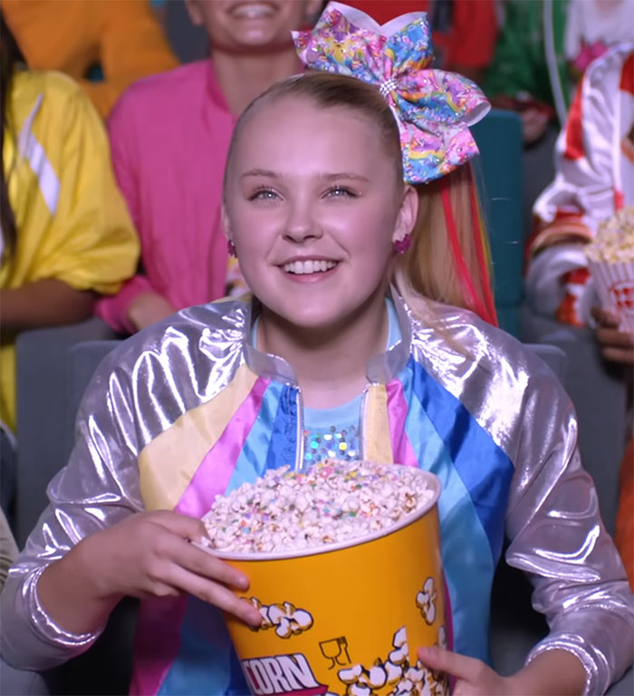 “They’re Laughing At Her, Not With Her”: JoJo Siwa SNL Skit Sparks Bullying Concerns “They’re Laughing At Her, Not With Her”: JoJo Siwa SNL Skit Sparks Bullying Concerns