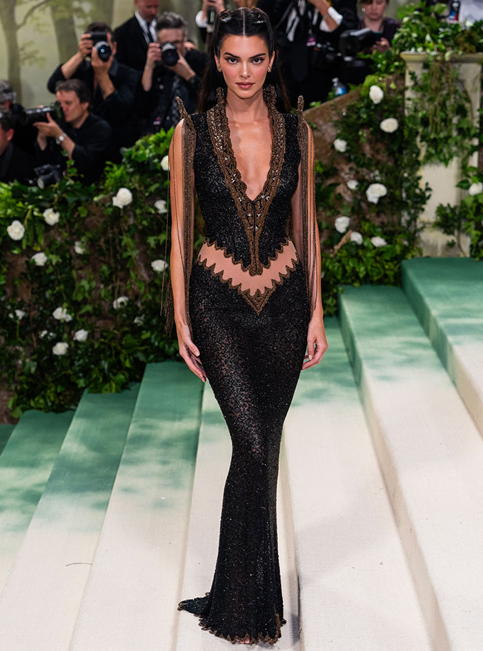 Фото Вайноны Райдер вызвало споры из-за заявления Кендалл Дженнер о том, что она первой появилась в платье от Givenchy