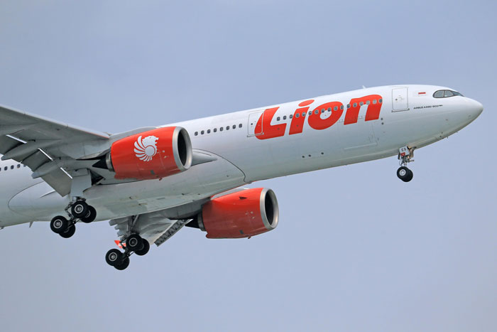 Dad Thinks 13+ Hour Flight Is Okay For 5YO To Manage Alone, Shocked Wife Insists He Accompany Kid Dad Thinks 13+ Hour Flight Is Okay For 5YO To Manage Alone, Shocked Wife Insists He Accompany Kid