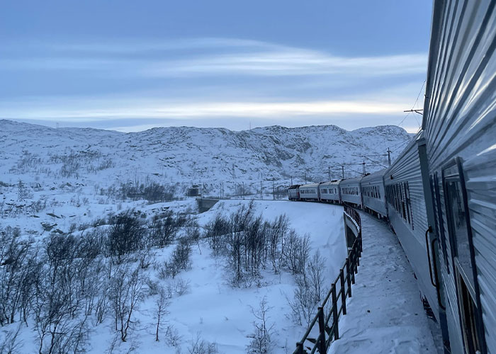 “On The Right Track”: Teenager Lives As 24/7 Train Passenger For Just $10k A Year “On The Right Track”: Teenager Lives As 24/7 Train Passenger For Just $10k A Year