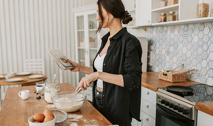 Woman Isn’t Invited To A Wedding Because She’s A “Sinner”, Gets Asked To Bake A Cake For It