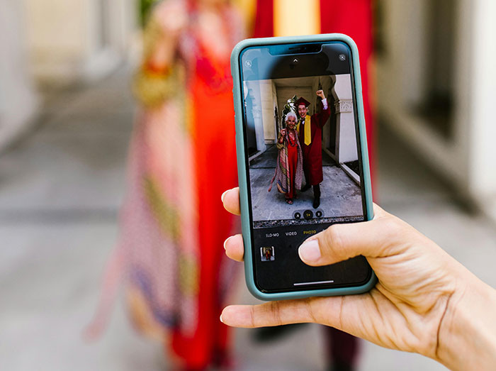Parents Abandon Teen At His Graduation, He Refuses To Put His Cap And Gown On Again For Photos Parents Abandon Teen At His Graduation, He Refuses To Put His Cap And Gown On Again For Photos