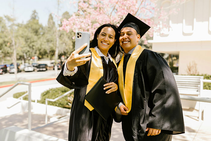 Parents Abandon Teen At His Graduation, He Refuses To Put His Cap And Gown On Again For Photos Parents Abandon Teen At His Graduation, He Refuses To Put His Cap And Gown On Again For Photos