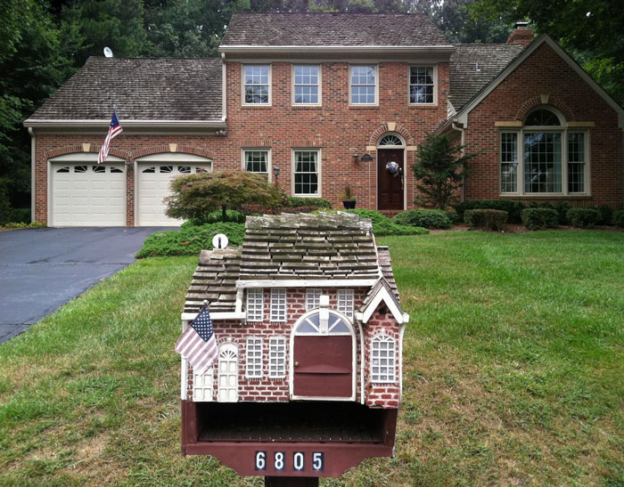My Neighbors' Mailbox Is A Tiny Model Of Their House