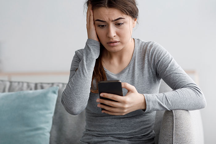 Woman Stumbles Upon Bride’s Mean Texts About Her, Leaves Wedding Planning In Tears Woman Stumbles Upon Bride’s Mean Texts About Her, Leaves Wedding Planning In Tears
