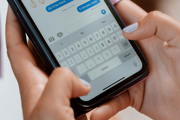 Woman Stumbles Upon Bride’s Mean Texts About Her, Leaves Wedding Planning In Tears Woman Stumbles Upon Bride’s Mean Texts About Her, Leaves Wedding Planning In Tears