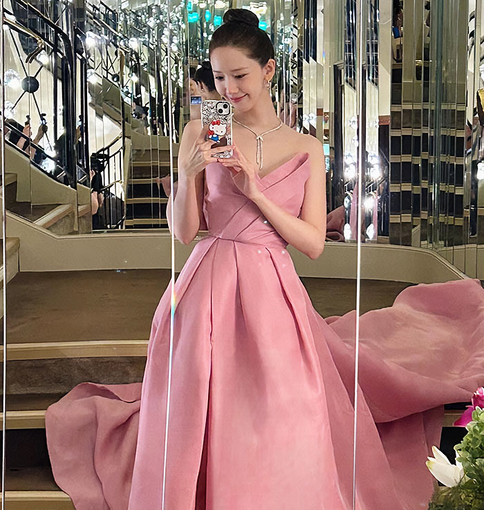 “Racism Much?”: Three Strikes For Cannes Security Guard After She Interrupts Korean Actress Yoona “Racism Much?”: Three Strikes For Cannes Security Guard After She Interrupts Korean Actress Yoona