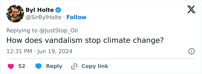 Stonehenge Spray-Painted Orange In Broad Daylight As Onlookers Try To Hold Back Vandals Stonehenge Spray-Painted Orange In Broad Daylight As Onlookers Try To Hold Back Vandals