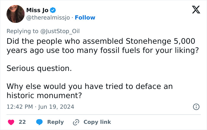 Stonehenge Spray-Painted Orange In Broad Daylight As Onlookers Try To Hold Back Vandals Stonehenge Spray-Painted Orange In Broad Daylight As Onlookers Try To Hold Back Vandals