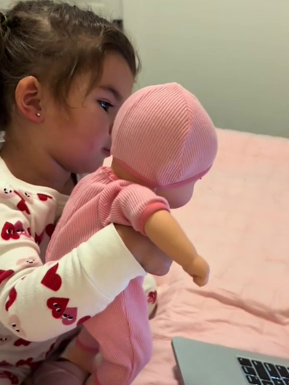 Mom Prevents A Major Meltdown By Taking Her Daughter’s Doll To Her Office To “Work” Mom Prevents A Major Meltdown By Taking Her Daughter’s Doll To Her Office To “Work”