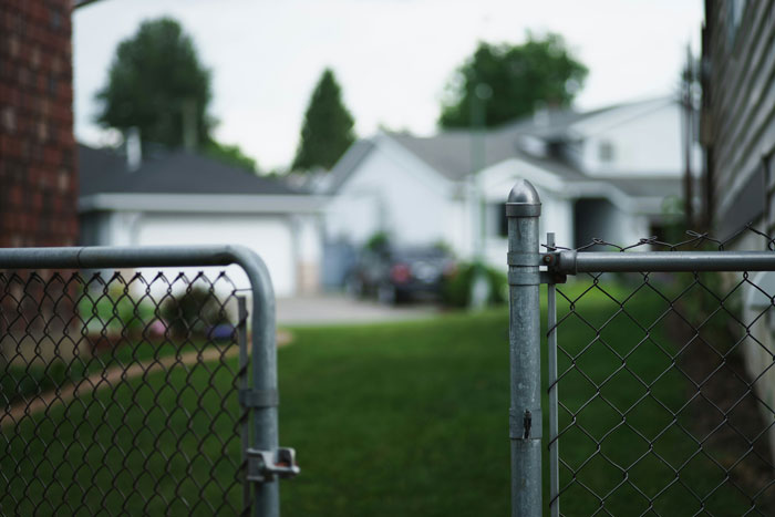 Woman and Her Neighbor Rejoice in Triumph After She Removes Her Fence, Outsmarting Lousy Neighbors Woman and Her Neighbor Rejoice in Triumph After She Removes Her Fence, Outsmarting Lousy Neighbors