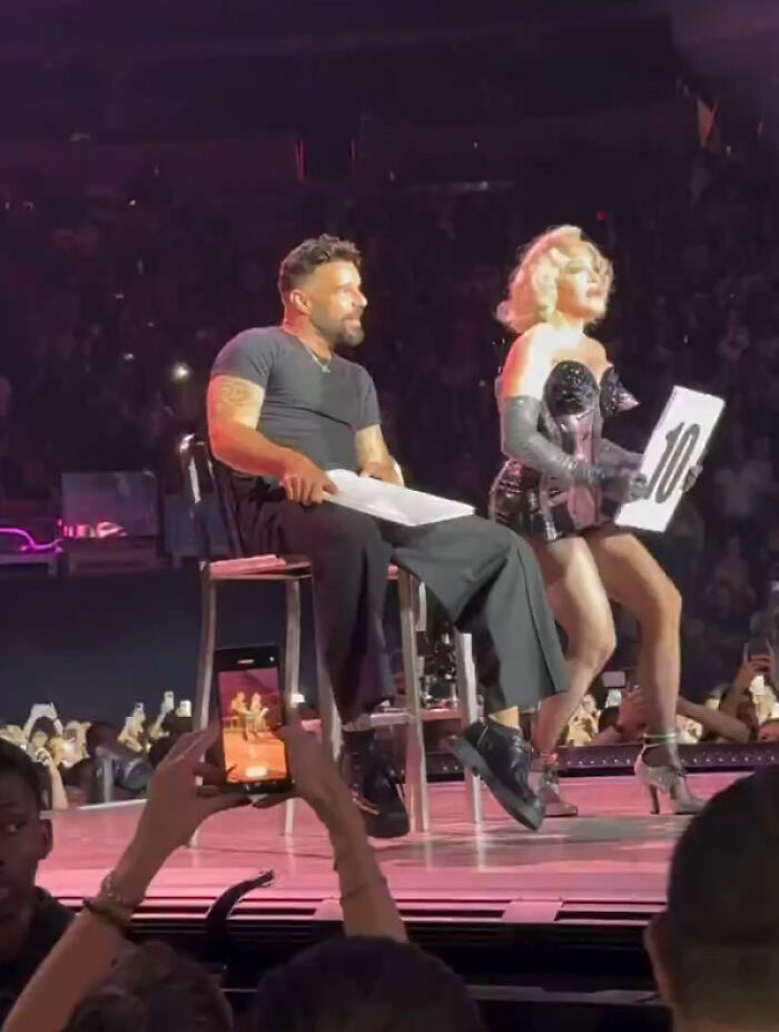 Chris Brown Seemed To Get Excited By His Backup Dancer, Now His “Bulge” Is Going Viral Chris Brown Seemed To Get Excited By His Backup Dancer, Now His “Bulge” Is Going Viral