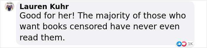 High School Graduate Refuses To Shake Superintendent’s Hand And Offers Him Banned Book On Stage High School Graduate Refuses To Shake Superintendent’s Hand And Offers Him Banned Book On Stage