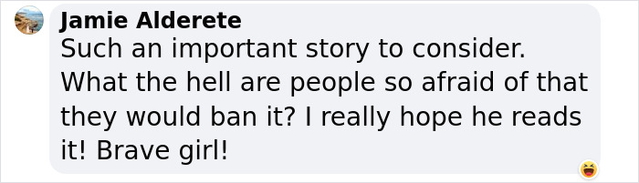 High School Graduate Refuses To Shake Superintendent’s Hand And Offers Him Banned Book On Stage High School Graduate Refuses To Shake Superintendent’s Hand And Offers Him Banned Book On Stage
