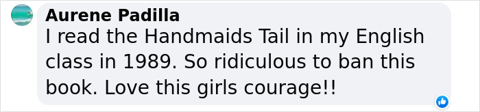 High School Graduate Refuses To Shake Superintendent’s Hand And Offers Him Banned Book On Stage High School Graduate Refuses To Shake Superintendent’s Hand And Offers Him Banned Book On Stage