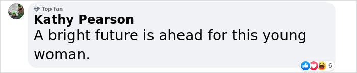 High School Graduate Refuses To Shake Superintendent’s Hand And Offers Him Banned Book On Stage High School Graduate Refuses To Shake Superintendent’s Hand And Offers Him Banned Book On Stage